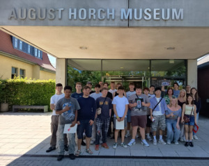 Besuch Horch Museum Klassenfoto